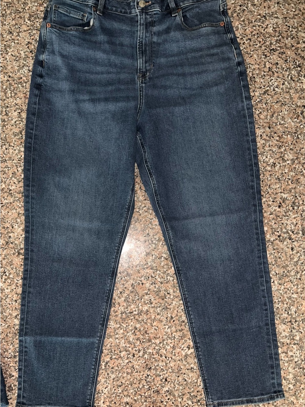 American Eagle Outfitters High-Rise mom jeans